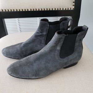 Donald Pliner Chelsea Boots made in Italy Suede Uppers Rubber Sole EUC